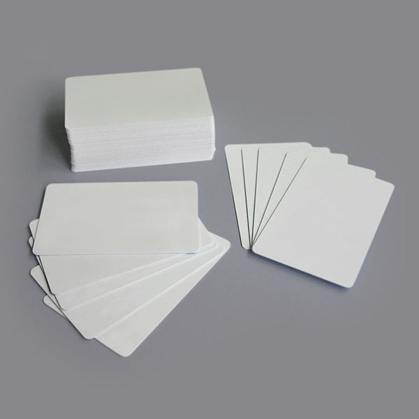 plastové karty biele s potlačou